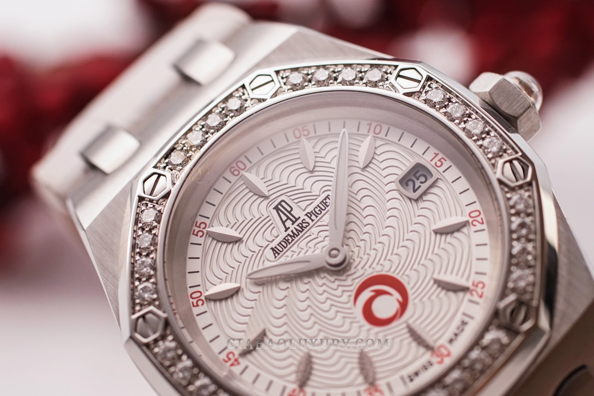 AP Royal Oak Lady Alinghi 67611ST: mặt số trắng với logo Alinghi đỏ