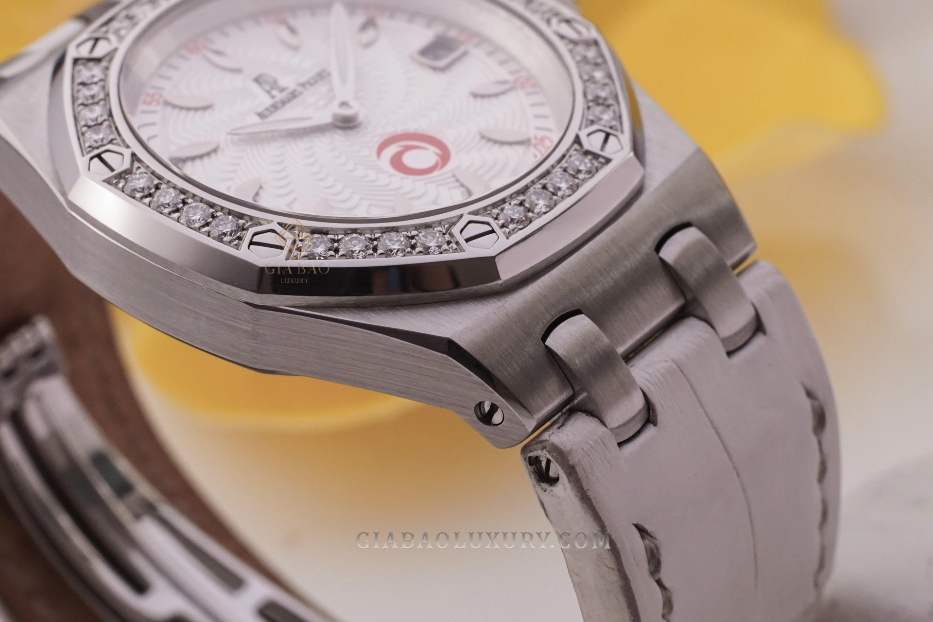 AP Royal Oak Lady Alinghi 67611ST: cạnh vỏ thép và bezel gắn kim cương