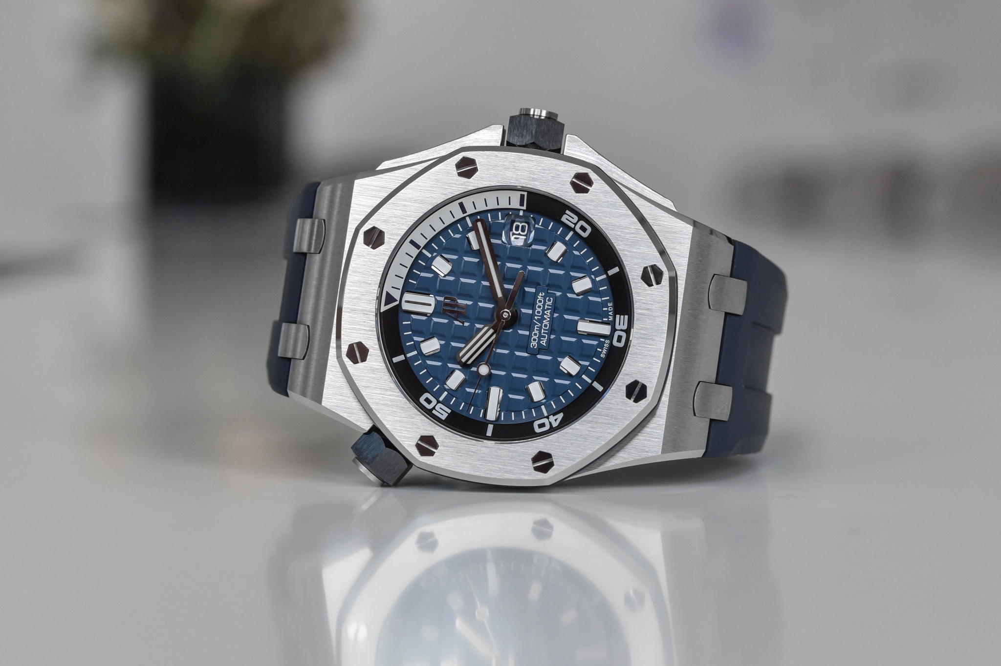 AP Royal Oak Offshore Diver 15710ST và 15720ST: Offshore Diver 15720ST mặt số xanh navy