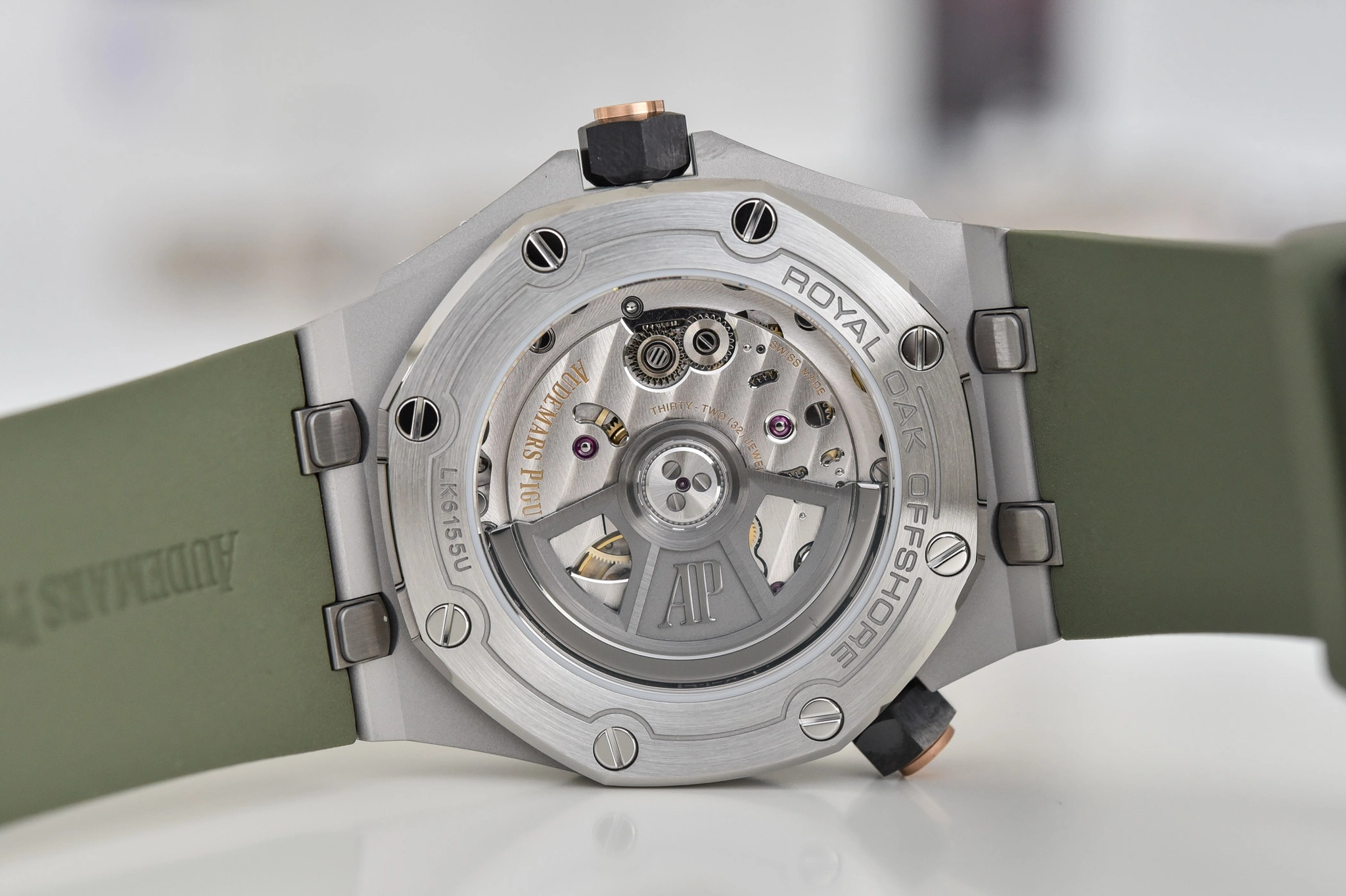 AP Royal Oak Offshore Diver 15710ST và 15720ST: calibre 4308 nhìn qua đáy sapphire