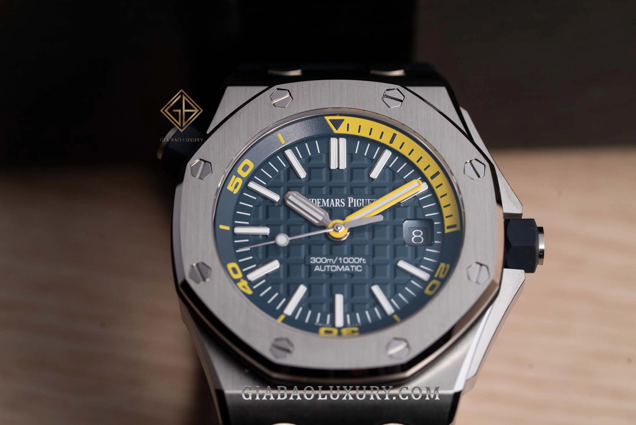 AP Royal Oak Offshore Diver 15710ST và 15720ST: Offshore Diver 15710ST mặt số xanh và vàng