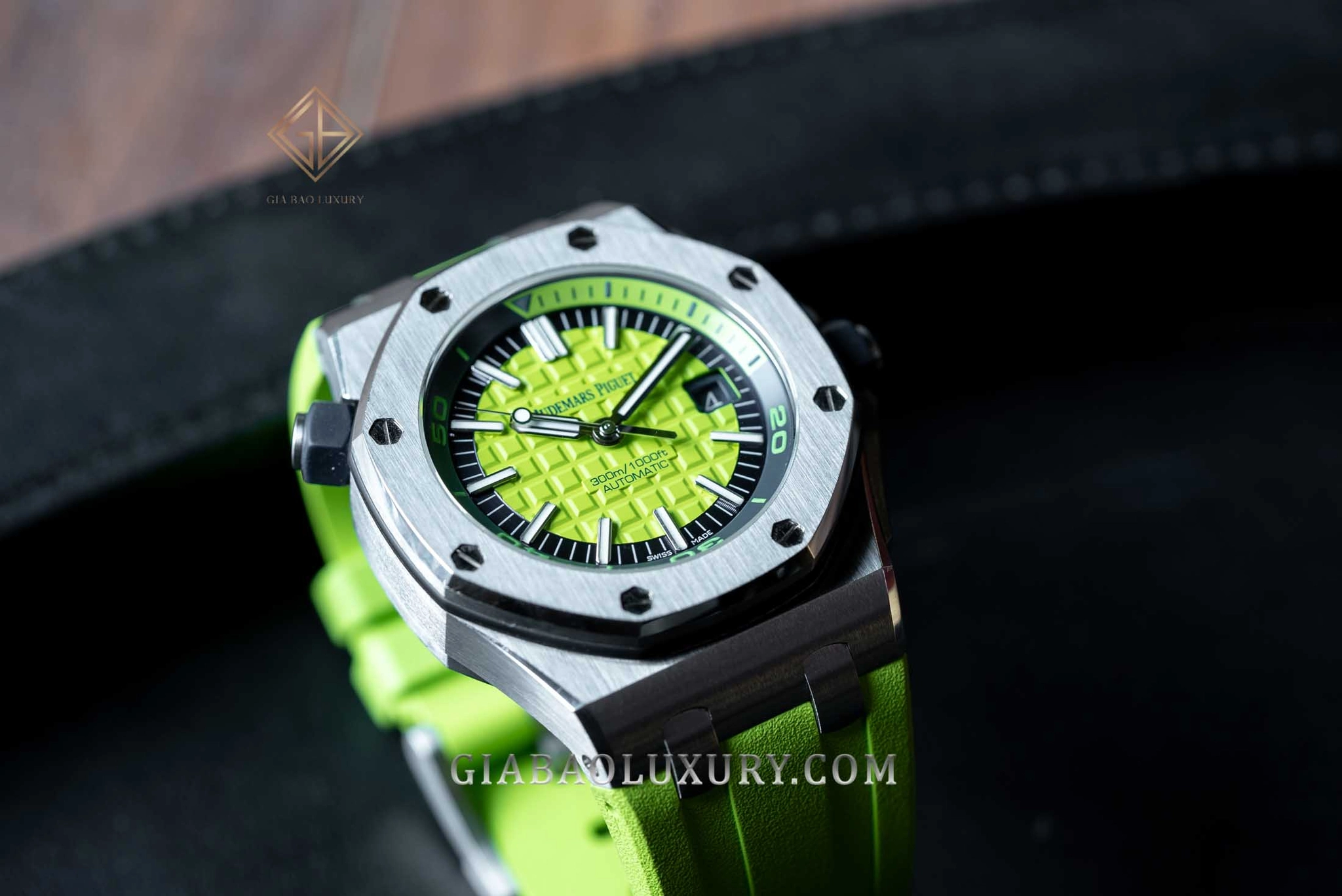 AP Royal Oak Offshore Diver 15710ST và 15720ST: Offshore Diver 15710ST mặt số xanh chanh