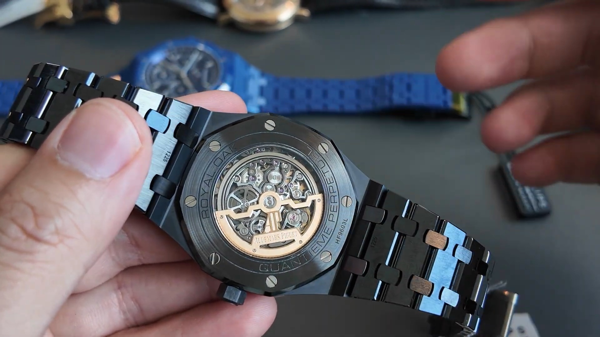 Đáy vỏ khắc Royal Oak Quantième Perpétuel lộ máy skeleton