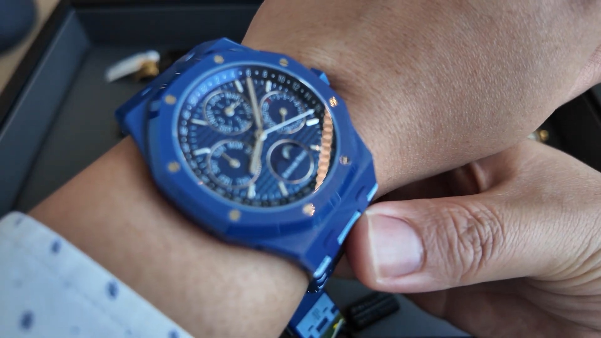 Audemars Piguet Royal Oak Perpetual Calendar Blue Ceramic đeo trên cổ tay
