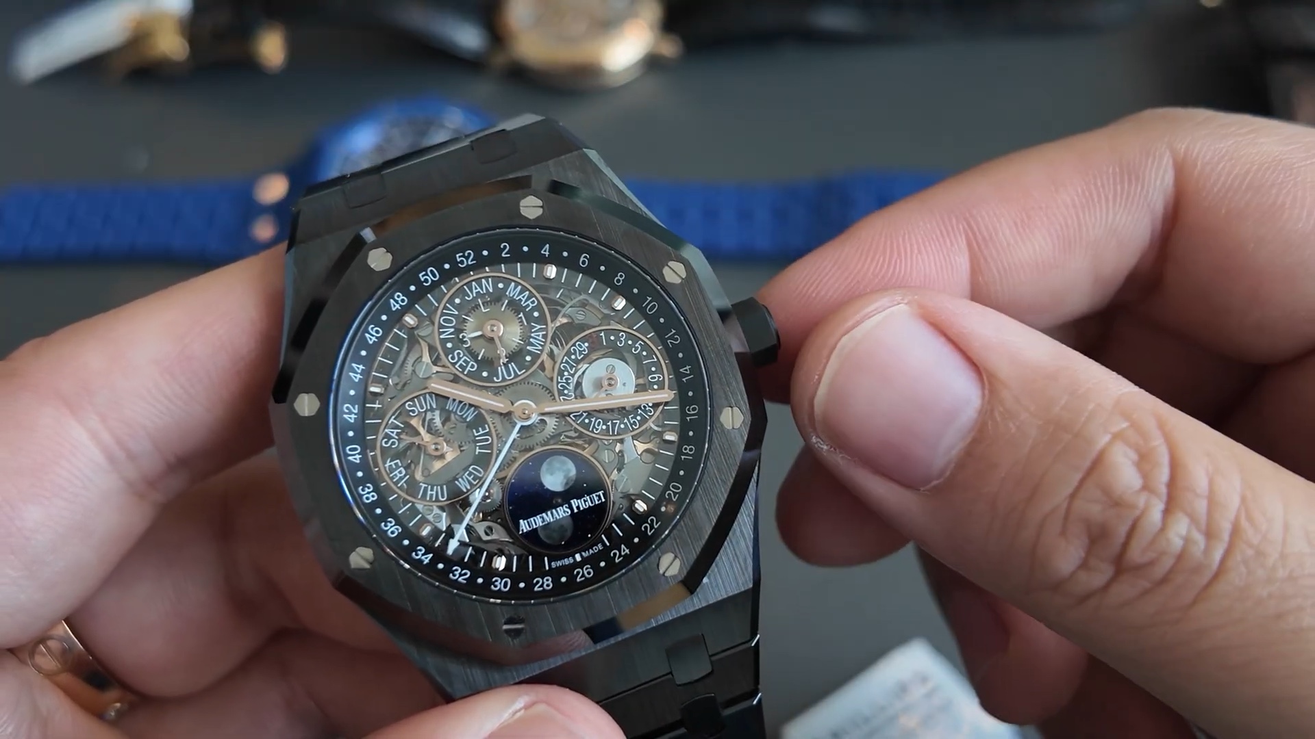 Mặt số skeleton của Royal Oak Quantième Perpétuel gốm đen với lịch vạn niên và lịch trăng