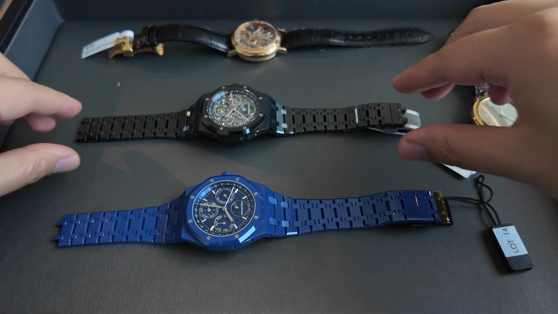 Ba đồng hồ Audemars Piguet gốm đen, gốm xanh và vàng hồng đặt cạnh nhau kèm tag Lot 14 của nhà đấu giá