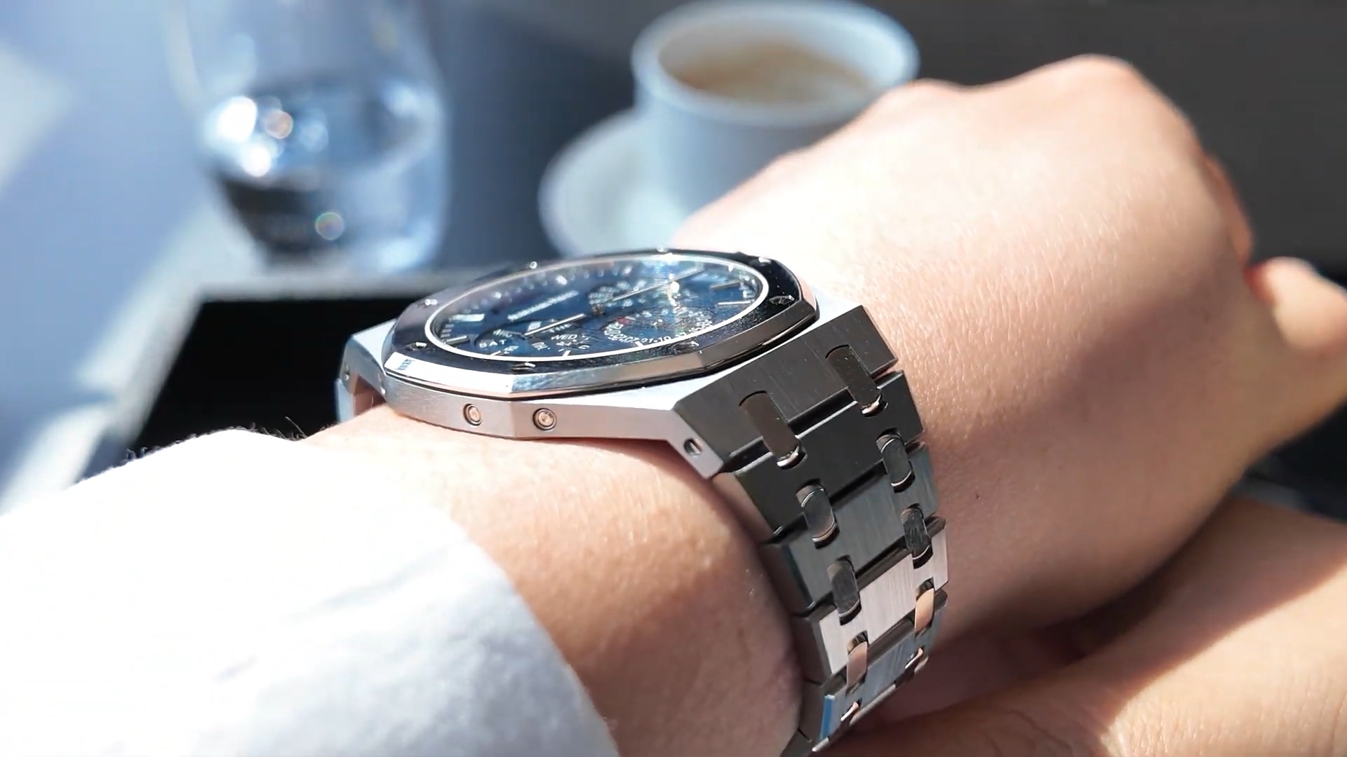 Cạnh vỏ Royal Oak RD2 siêu mỏng trên cổ tay