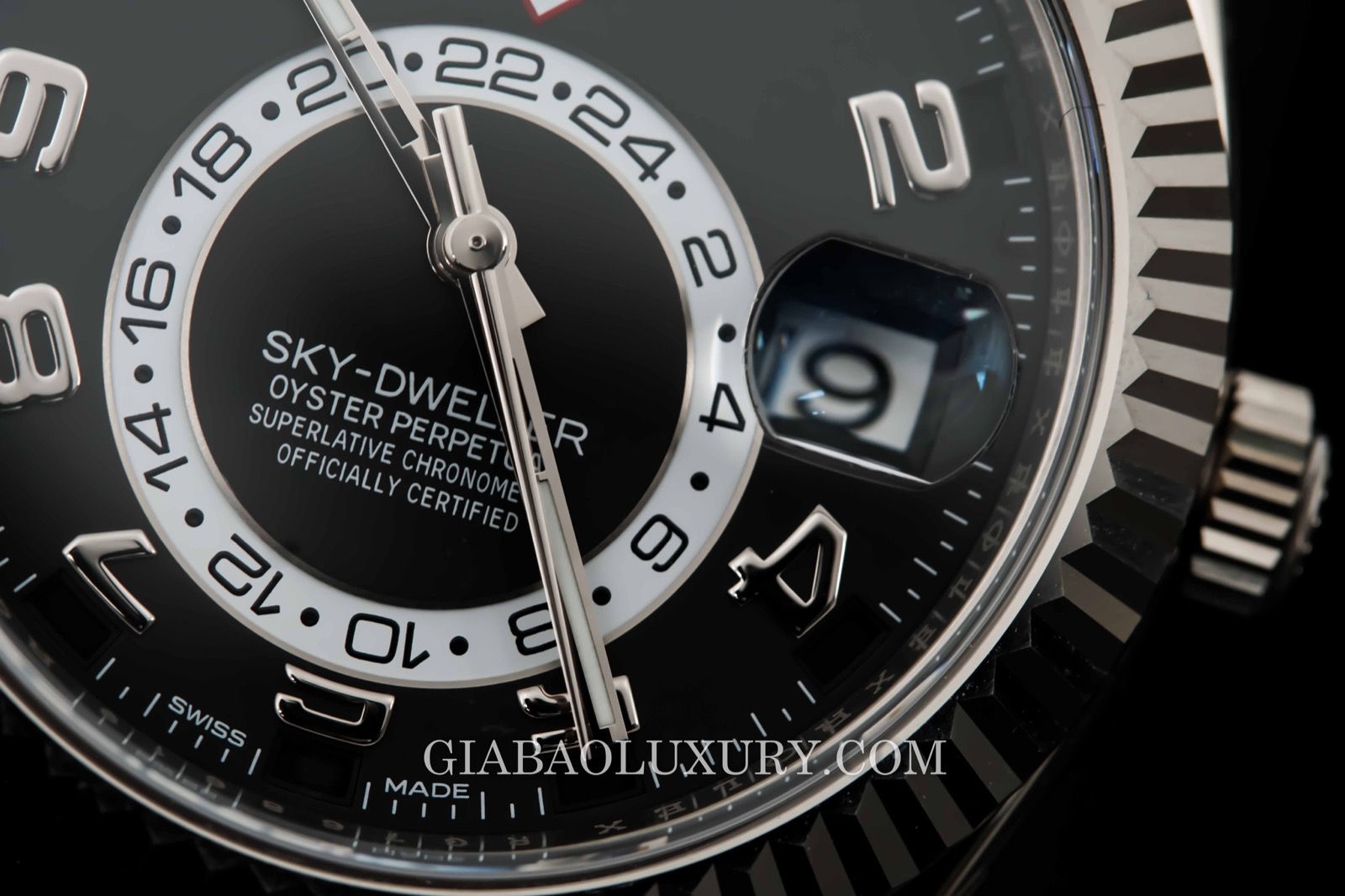 Cọc số Ả Rập vàng trắng trên Rolex Sky Dweller 326139