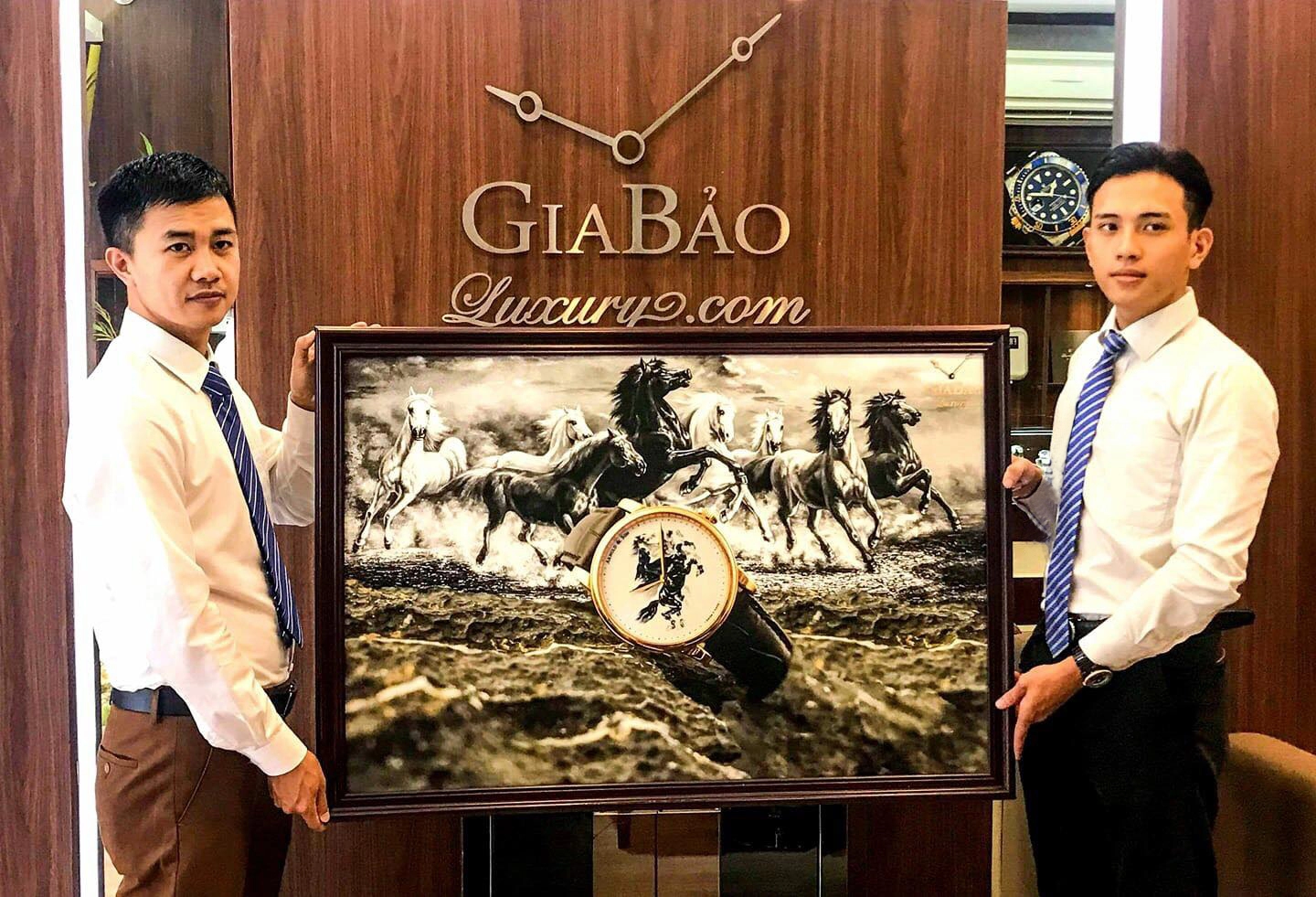Arnold & Son HM Horses Set: tiểu họa trên mặt số: HM Horses trong không gian trưng bày cùng tranh ngựa