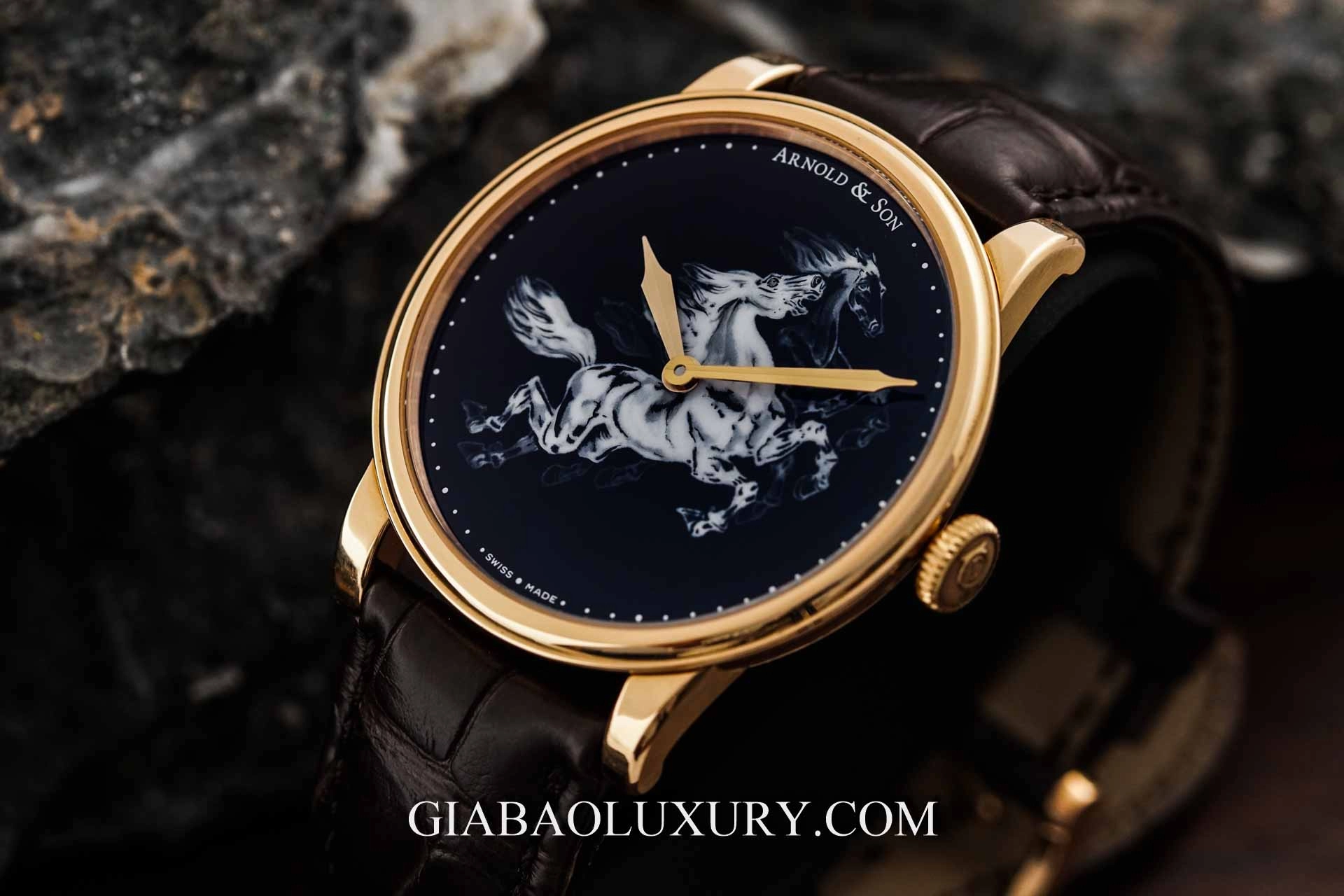 Arnold & Son HM Horses Set: tiểu họa trên mặt số: tranh tiểu họa hai chú ngựa trên mặt số đen