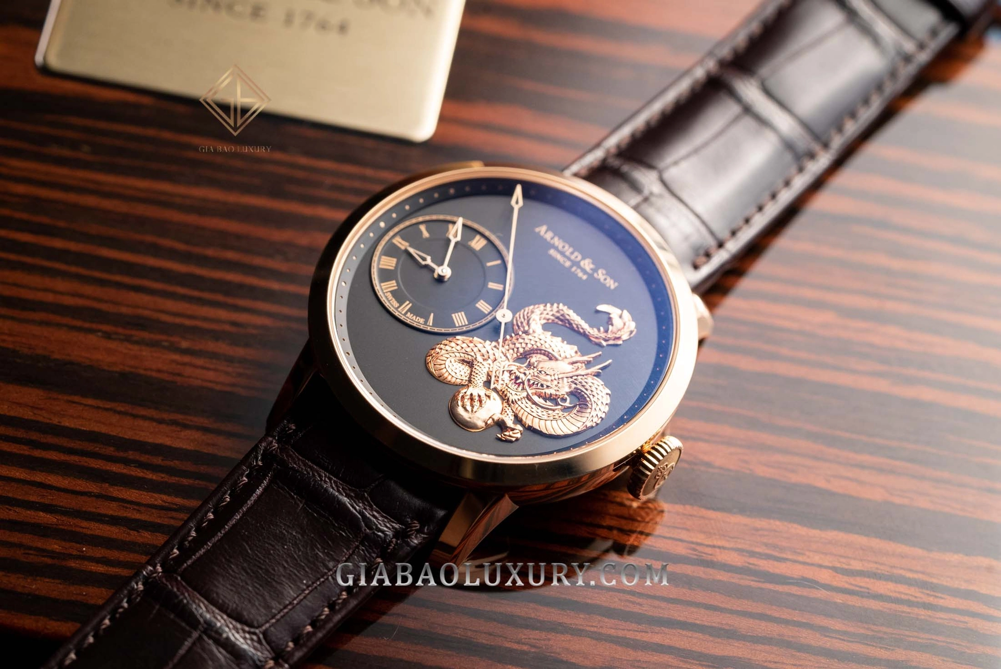 Arnold & Son Métiers d’Art TB Dragon: Arnold & Son TB Dragon với mặt số lệch và dây da