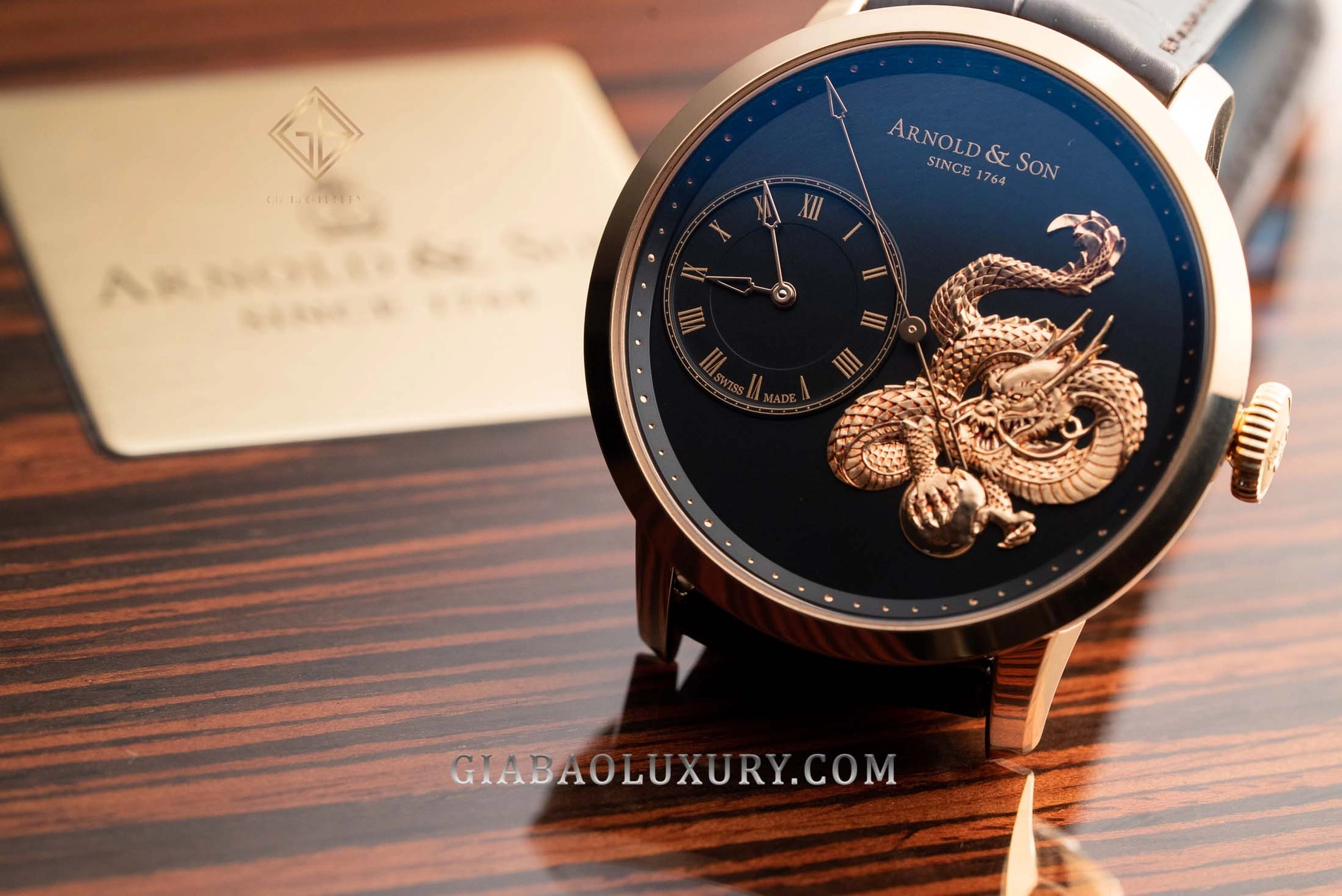 Arnold & Son Métiers d’Art TB Dragon: Rồng vàng hồng nổi trên nền mặt số đen
