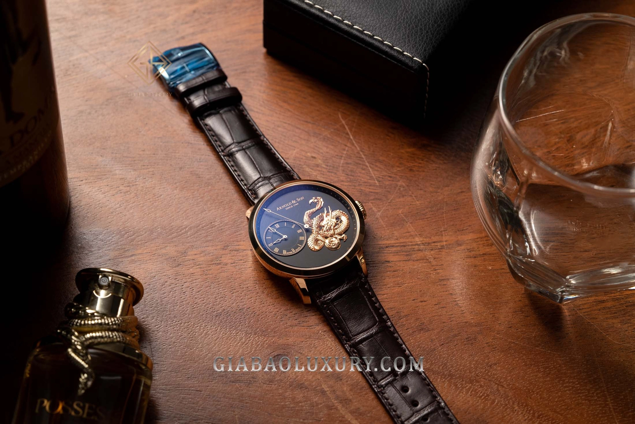 Arnold & Son Métiers d’Art TB Dragon: Tỷ lệ vỏ 44 mm của TB Dragon trong bố cục toàn cảnh