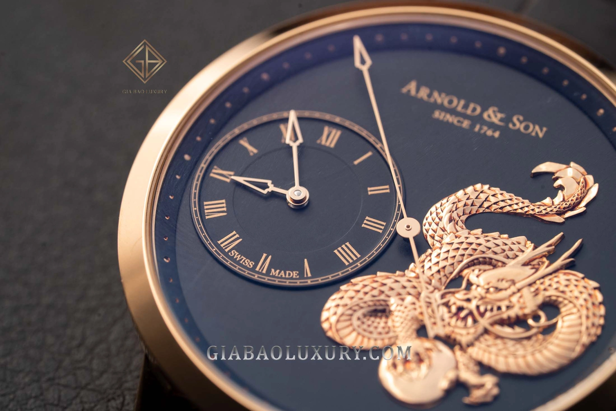 Arnold & Son Métiers d’Art TB Dragon: Mặt số giờ phút lệch và kim true-beat seconds trung tâm