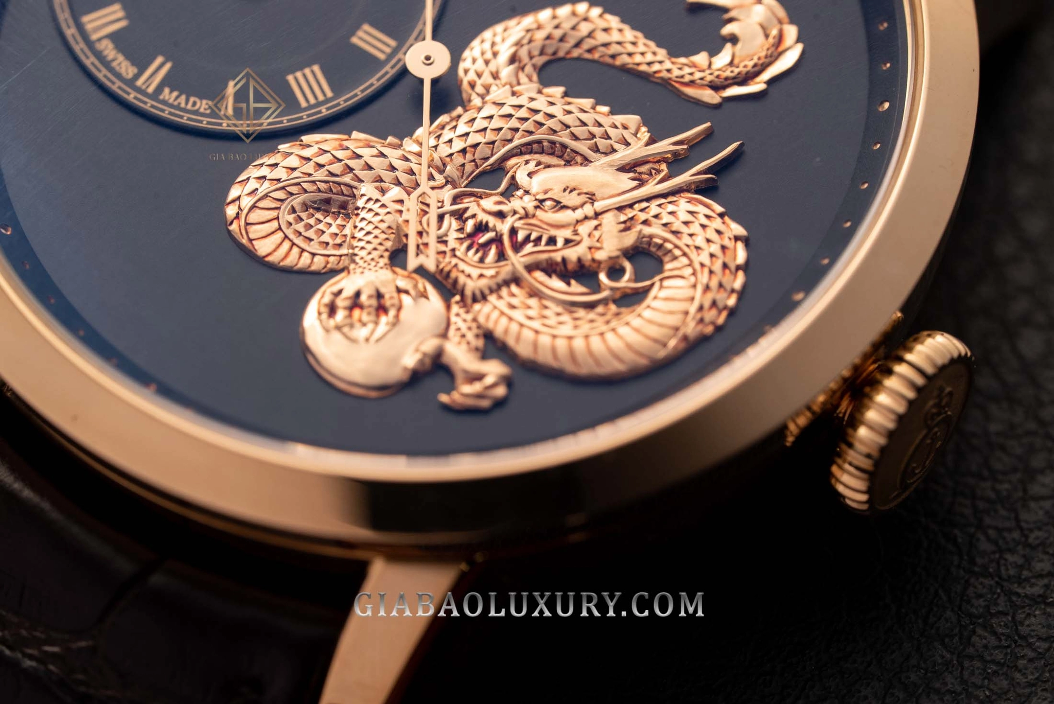Arnold & Son Métiers d’Art TB Dragon: Chi tiết chạm khắc rồng bằng vàng hồng 22K