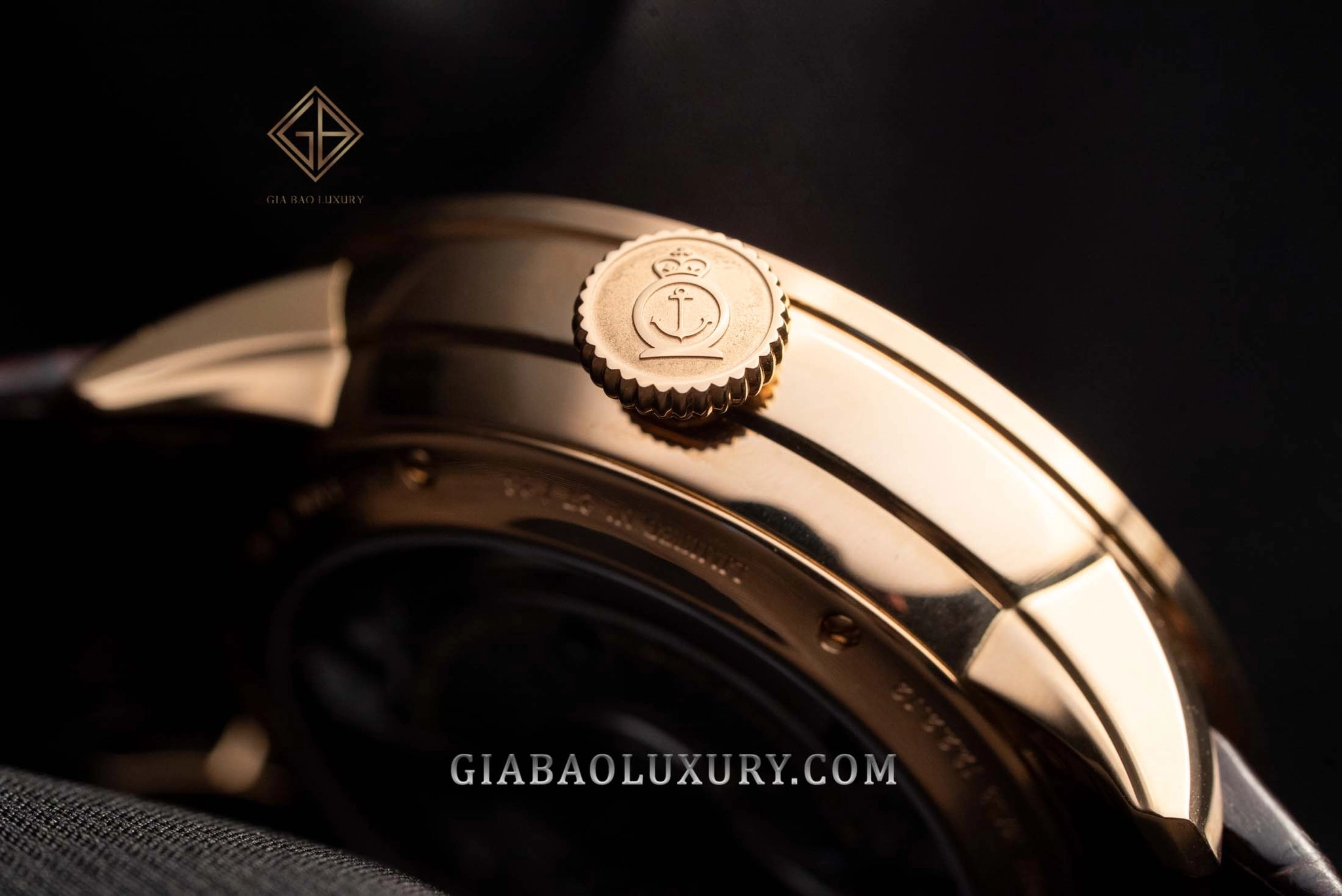 Arnold & Son Métiers d’Art TB Dragon: Cạnh vỏ vàng hồng và núm vặn Arnold & Son