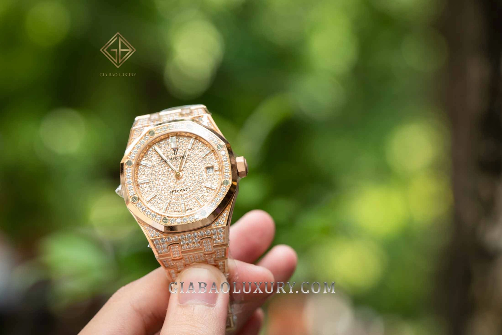 AP Royal Oak 15452OR và 15454OR 37 mm: Dây vàng hồng nạm kim cương của 15452OR