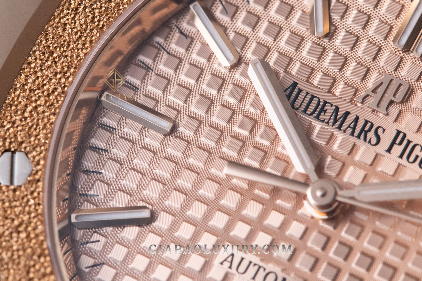 AP Royal Oak 15452OR và 15454OR 37 mm: Royal Oak 15454OR Frosted Gold nhìn chính diện