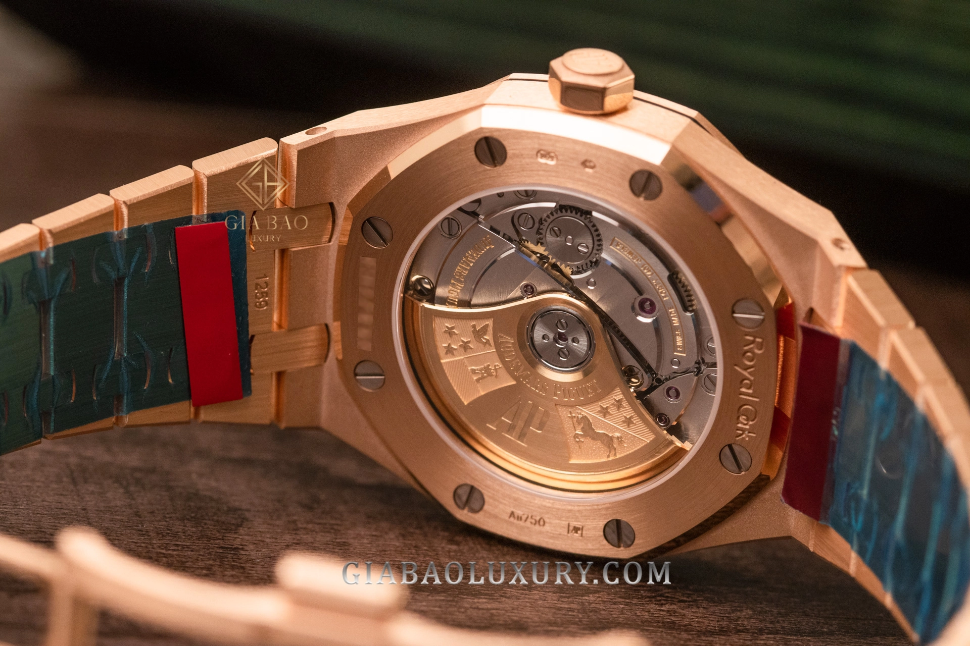 AP Royal Oak 15452OR và 15454OR 37 mm: Bề mặt Frosted Gold trên vành và mặt số