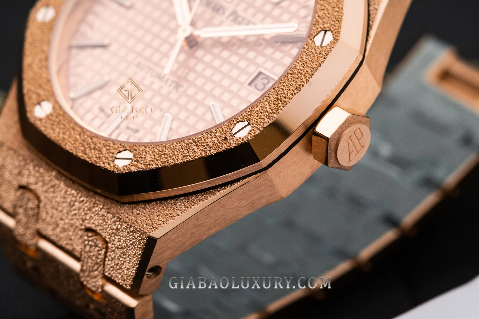 AP Royal Oak 15452OR và 15454OR 37 mm: Dây tích hợp vàng hồng xử lý Frosted Gold