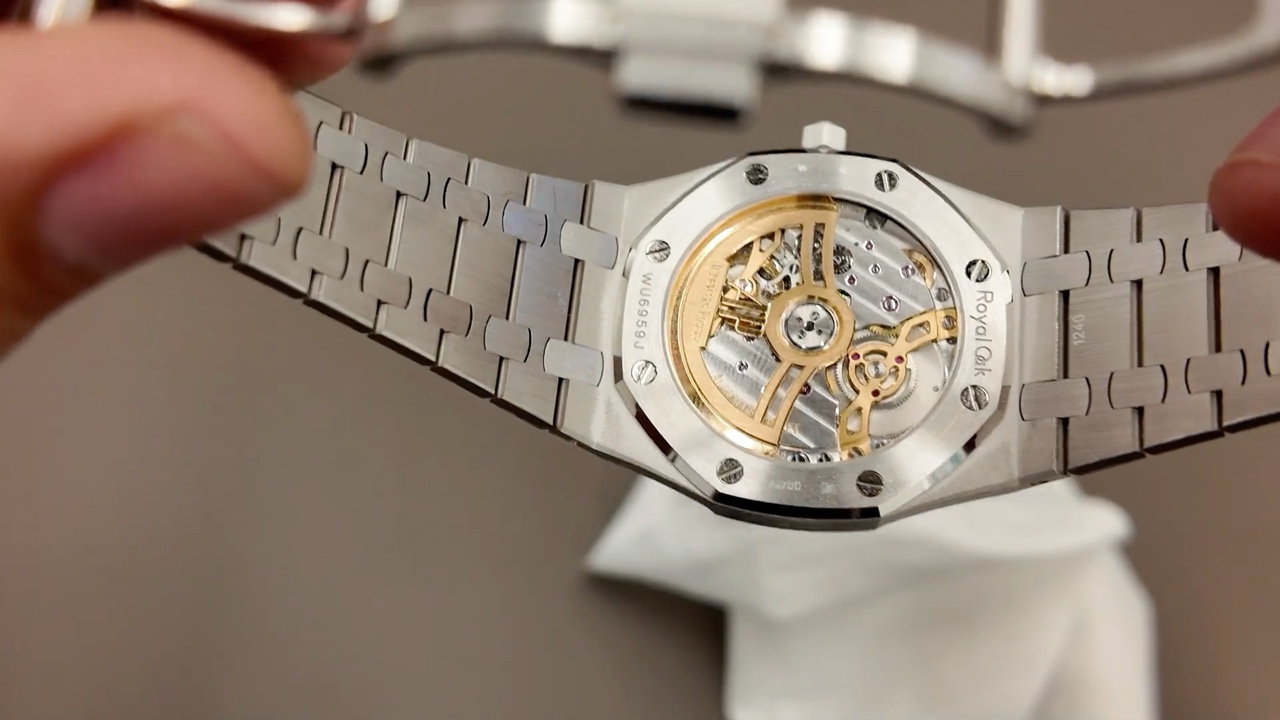 Calibre 7121 qua đáy sapphire của Royal Oak 16202BC