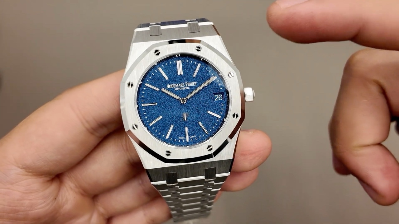 Mặt số xanh hiệu ứng hạt của Audemars Piguet Royal Oak 16202BC
