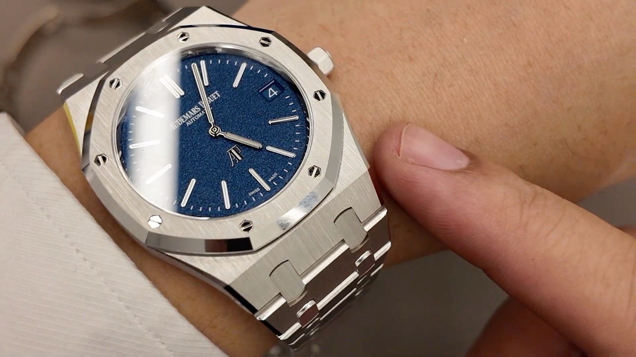 Audemars Piguet Royal Oak 16202BC kích thước 39 mm trên cổ tay