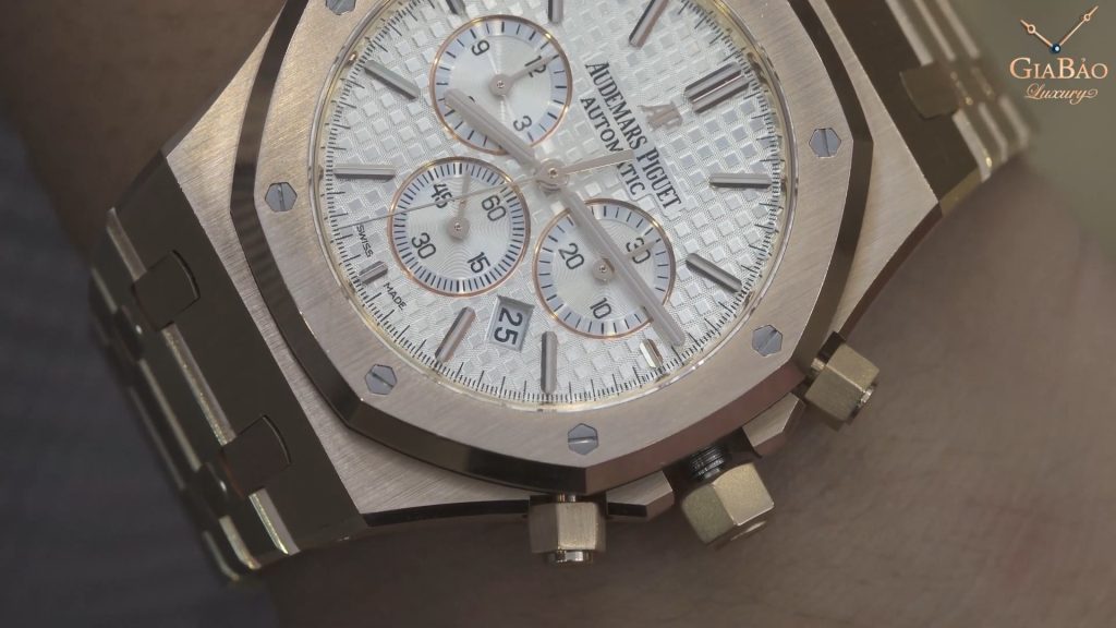 Ba bộ đếm chronograph trên mặt số Audemars Piguet 26320OR