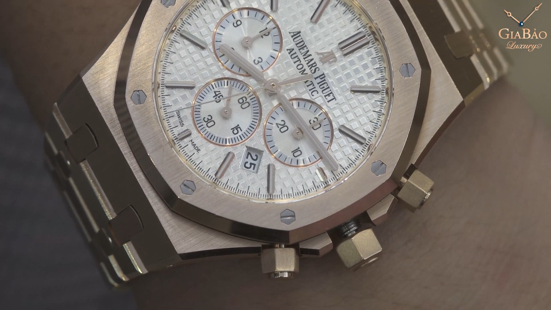 Ba bộ đếm chronograph trên mặt số Audemars Piguet 26320OR