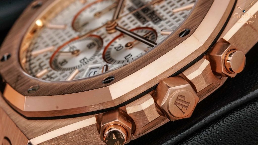 Cạnh vỏ và nút chronograph của Audemars Piguet 26320OR