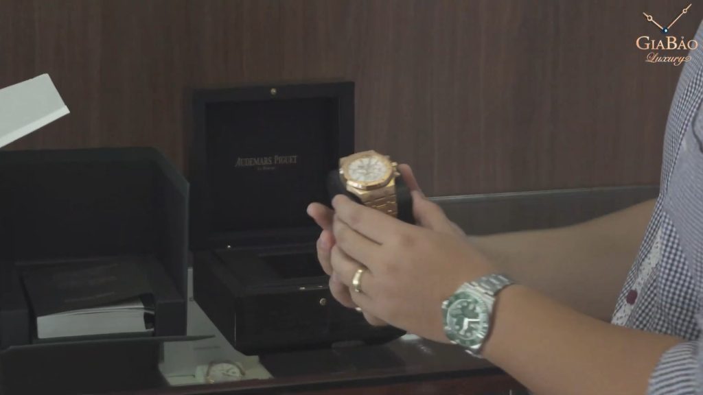 Audemars Piguet 26320OR trong hộp trình bày màu xanh