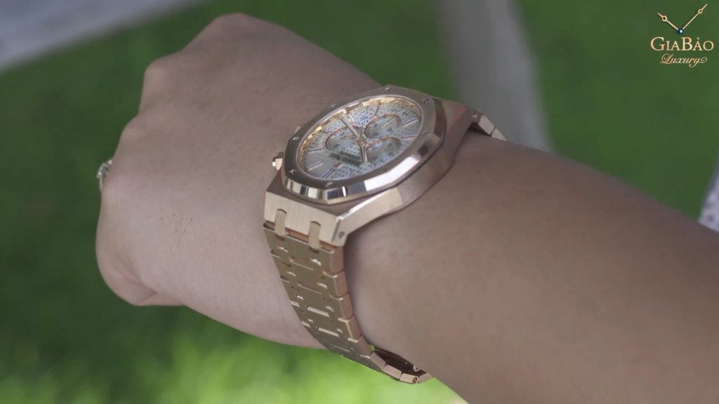 Royal Oak Chronograph 26320OR 41 mm trên cổ tay