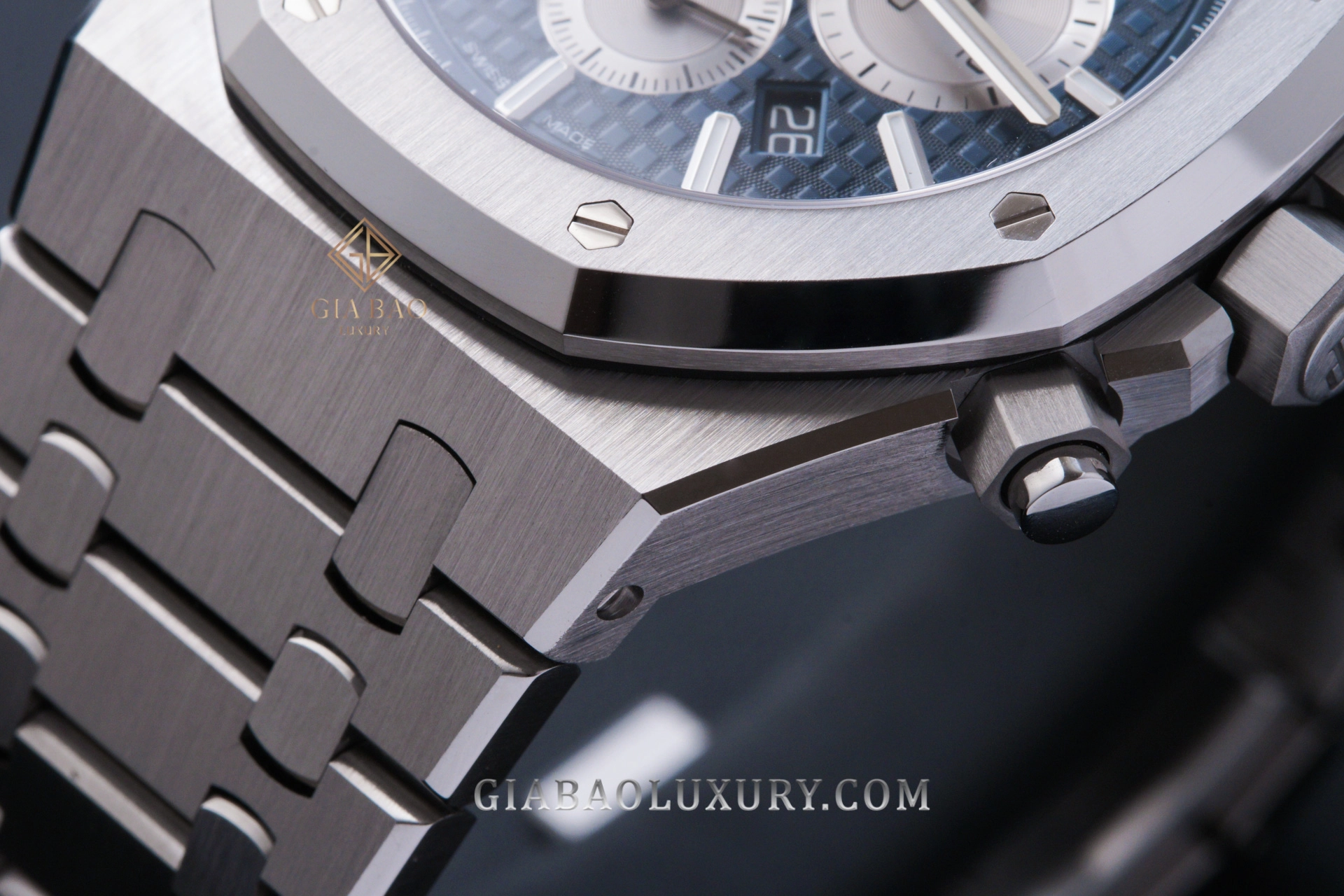 Royal Oak 26331ST và Rolex Daytona 116509: vành bát giác, nút bấm và dây tích hợp của 26331ST