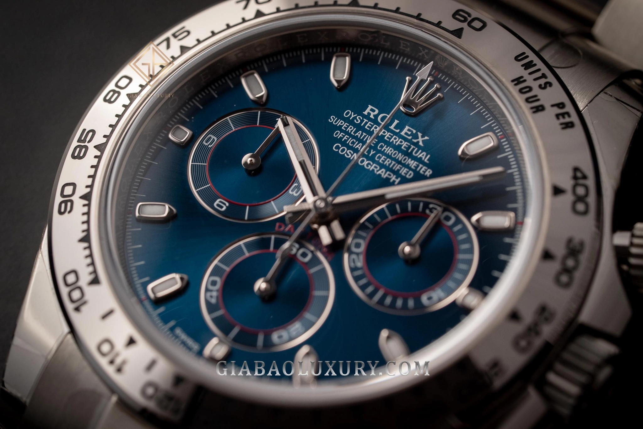 Royal Oak 26331ST và Rolex Daytona 116509: mặt số xanh và vành tachymeter của Daytona 116509
