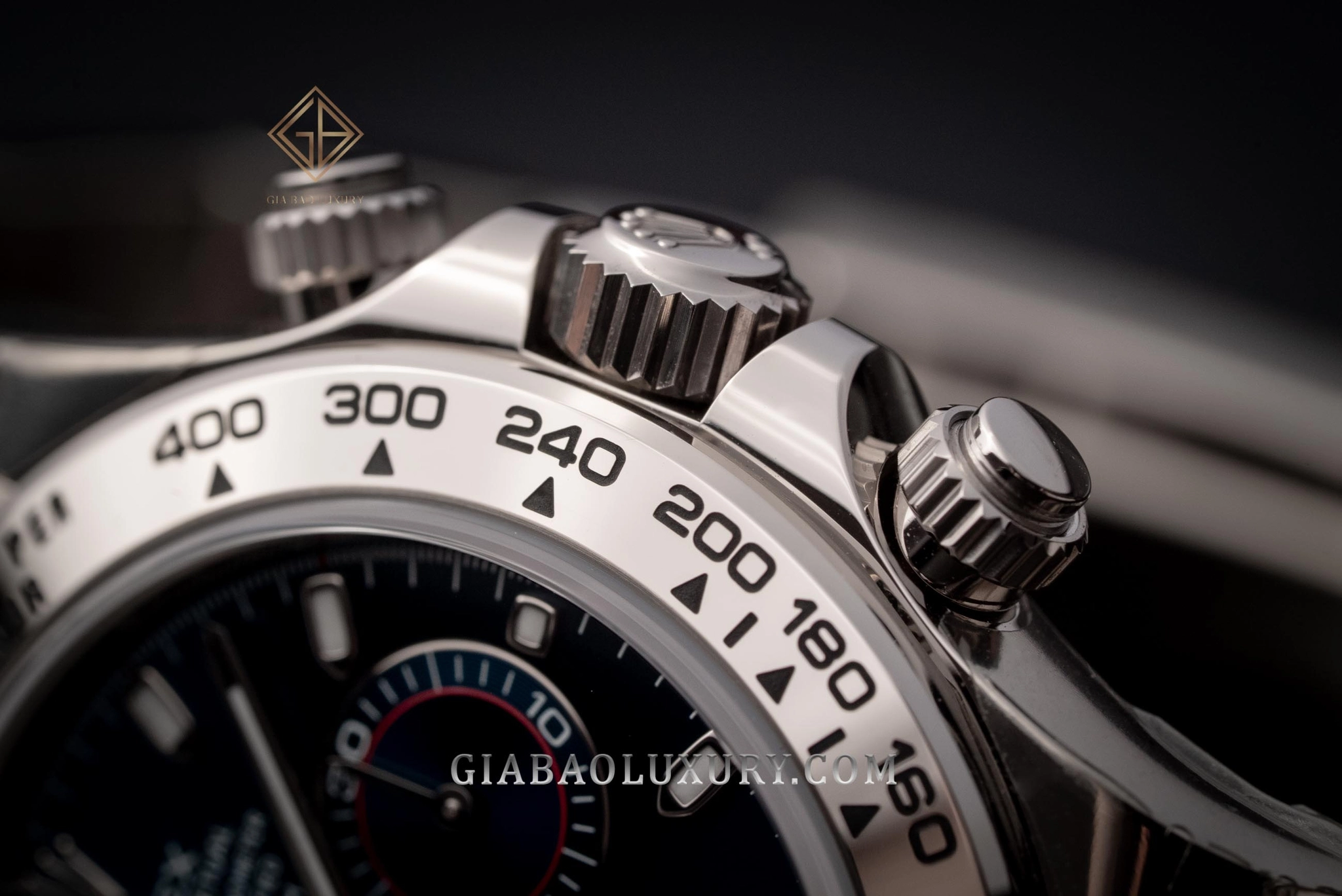 Royal Oak 26331ST và Rolex Daytona 116509: nút bấm vặn khóa và núm Triplock của Daytona