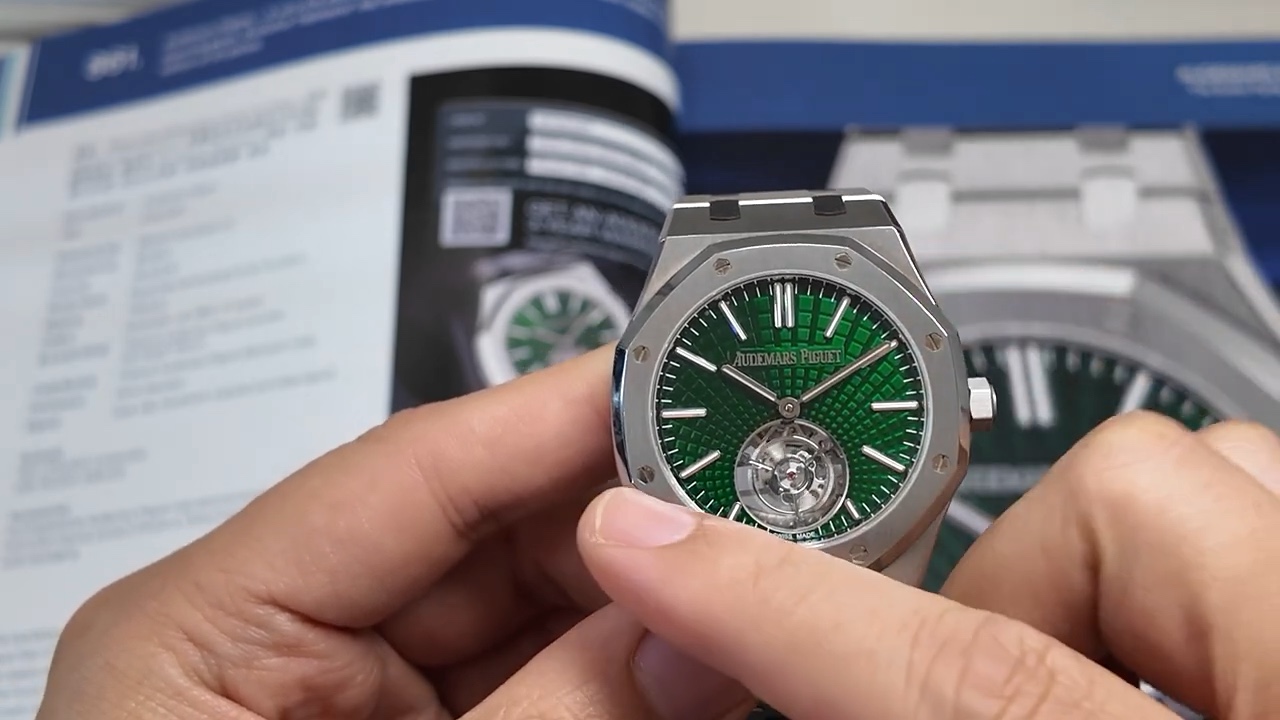 Mặt số xanh và flying tourbillon của Audemars Piguet 26534TI
