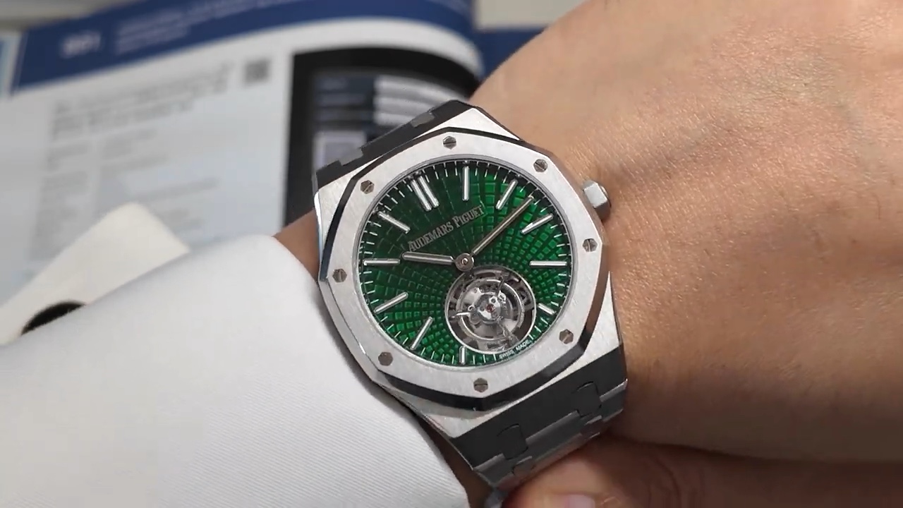 Audemars Piguet Royal Oak 26534TI 41 mm trên cổ tay