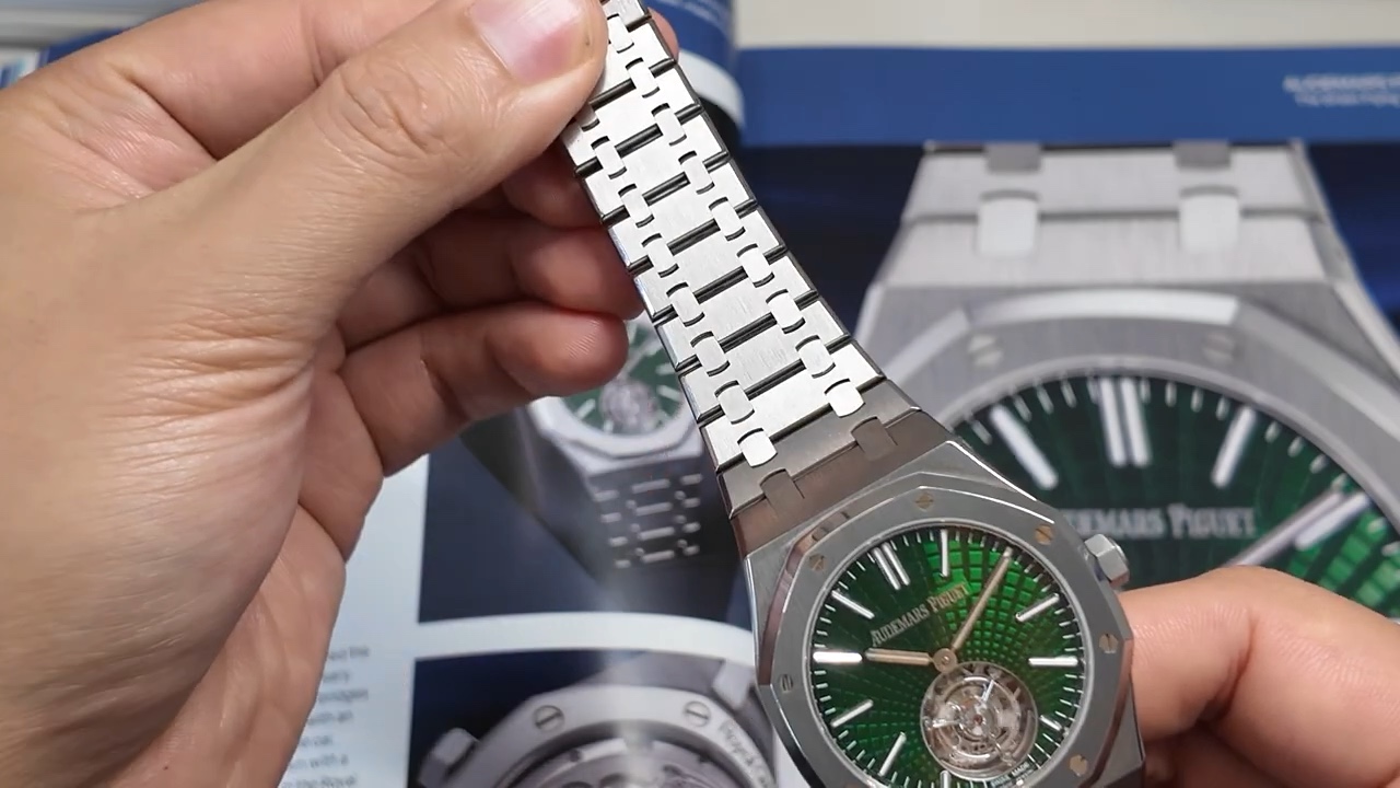 Dây tích hợp bằng titanium của Audemars Piguet Royal Oak 26534TI