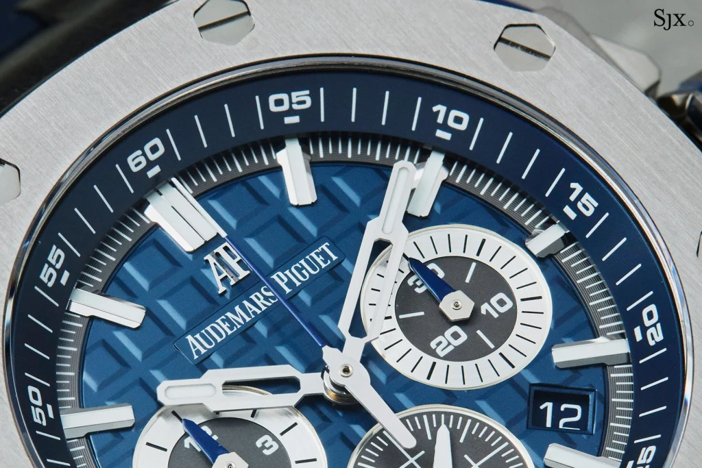 Royal Oak Offshore 42 mm: từ 26470ST đến 26480TI: mặt số xanh và ba bộ đếm của calibre 2385
