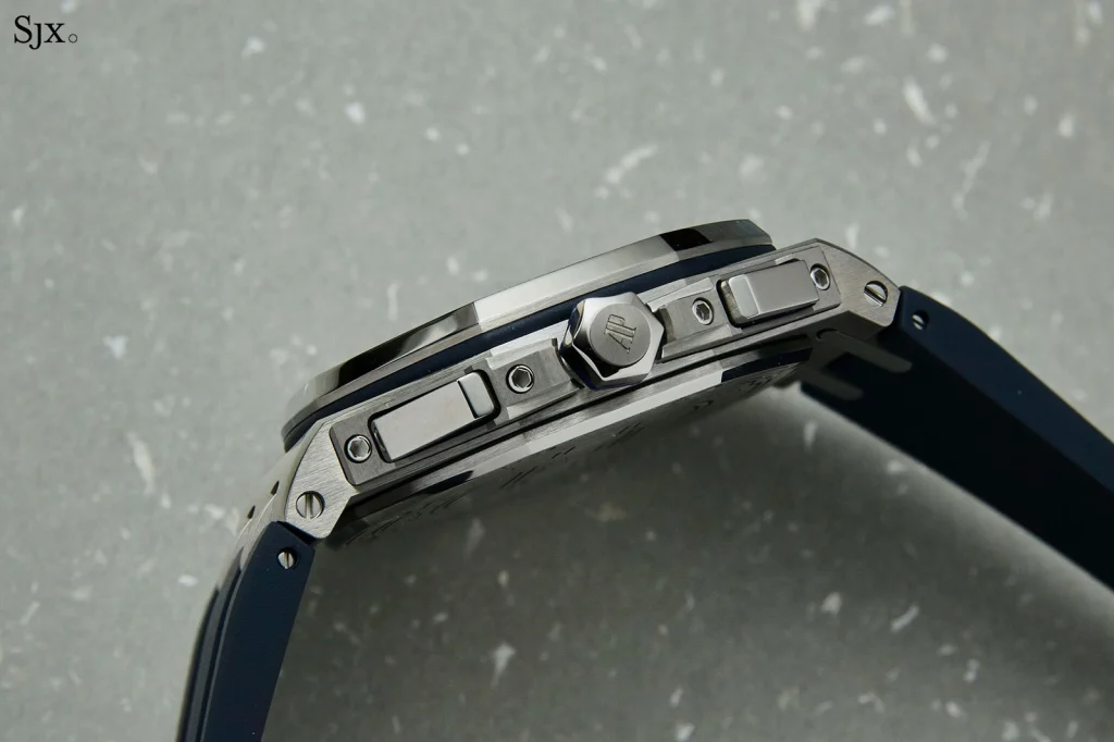 Royal Oak Offshore 42 mm: từ 26470ST đến 26480TI: độ dày thân vỏ 26480TI nhìn từ cạnh