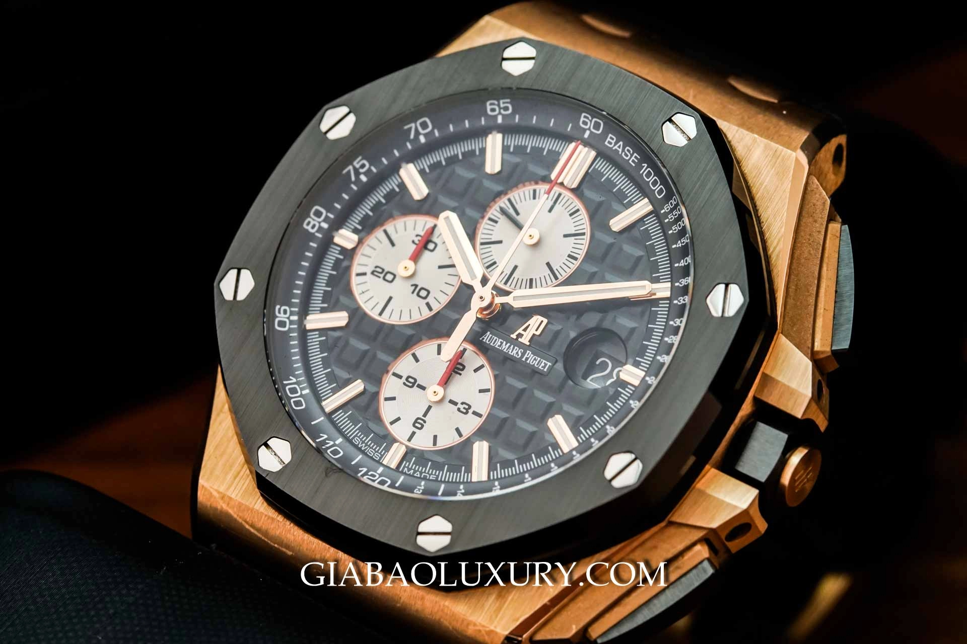 Royal Oak Offshore 26401RO và Rolex Daytona 116505: hai cách làm chronograph — ảnh chi tiết 04