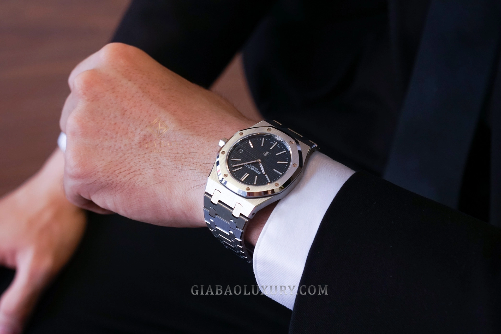 Audemars Piguet Royal Oak 15202ST cá nhân hóa rotor: Tỷ lệ Royal Oak Jumbo 39 mm trên cổ tay
