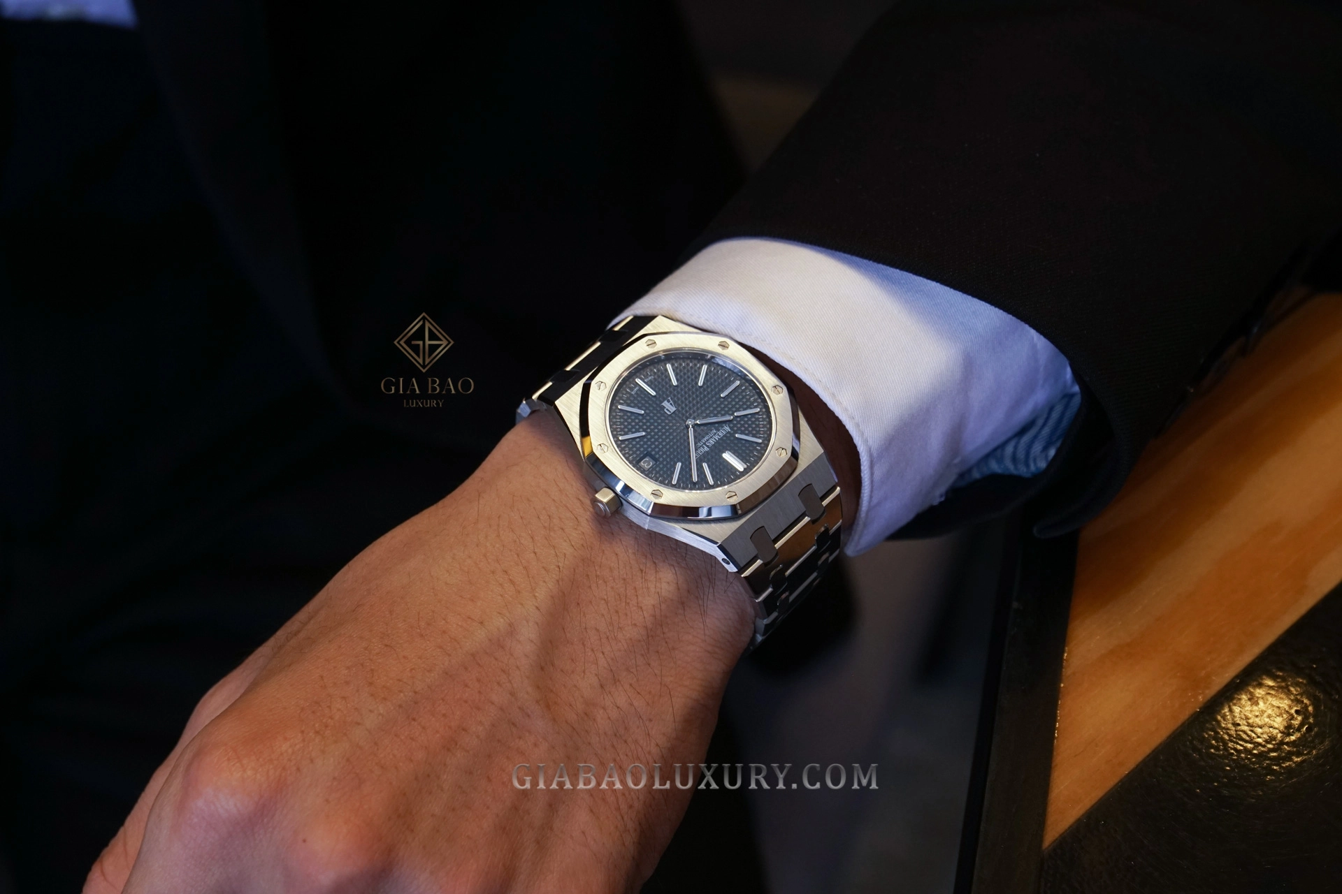 Audemars Piguet Royal Oak 15202ST cá nhân hóa rotor: Vỏ bát giác và dây tích hợp khi đeo