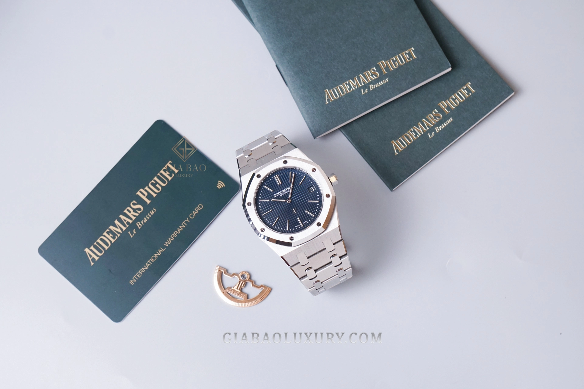 Audemars Piguet Royal Oak 15202ST cá nhân hóa rotor: Mặt số xanh cùng giấy tờ và chi tiết rotor