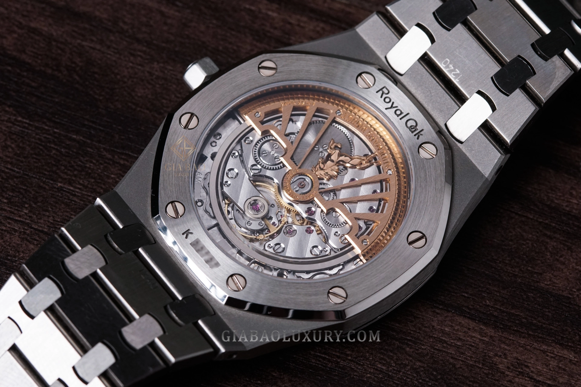 Audemars Piguet Royal Oak 15202ST cá nhân hóa rotor: Calibre 2121 và rotor hình ngựa qua đáy sapphire