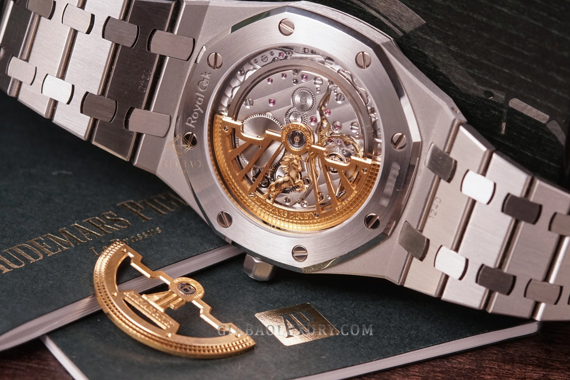 Audemars Piguet Royal Oak 15202ST cá nhân hóa rotor: Rotor cá nhân hóa đặt cạnh chiếc Royal Oak 15202ST