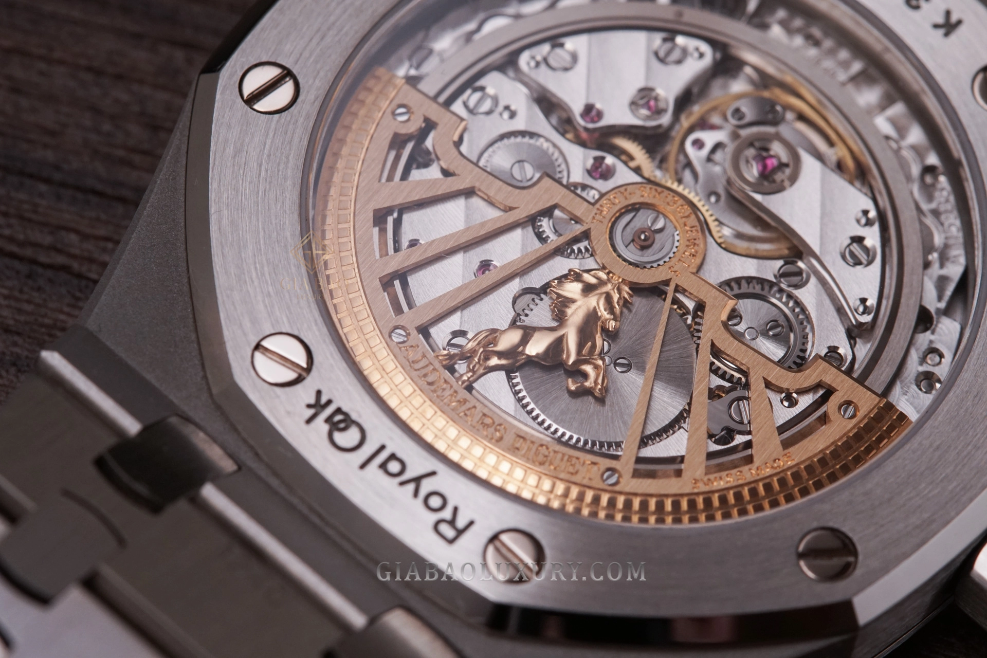 Audemars Piguet Royal Oak 15202ST cá nhân hóa rotor: Macro rotor vàng motif ngựa và cầu máy calibre 2121