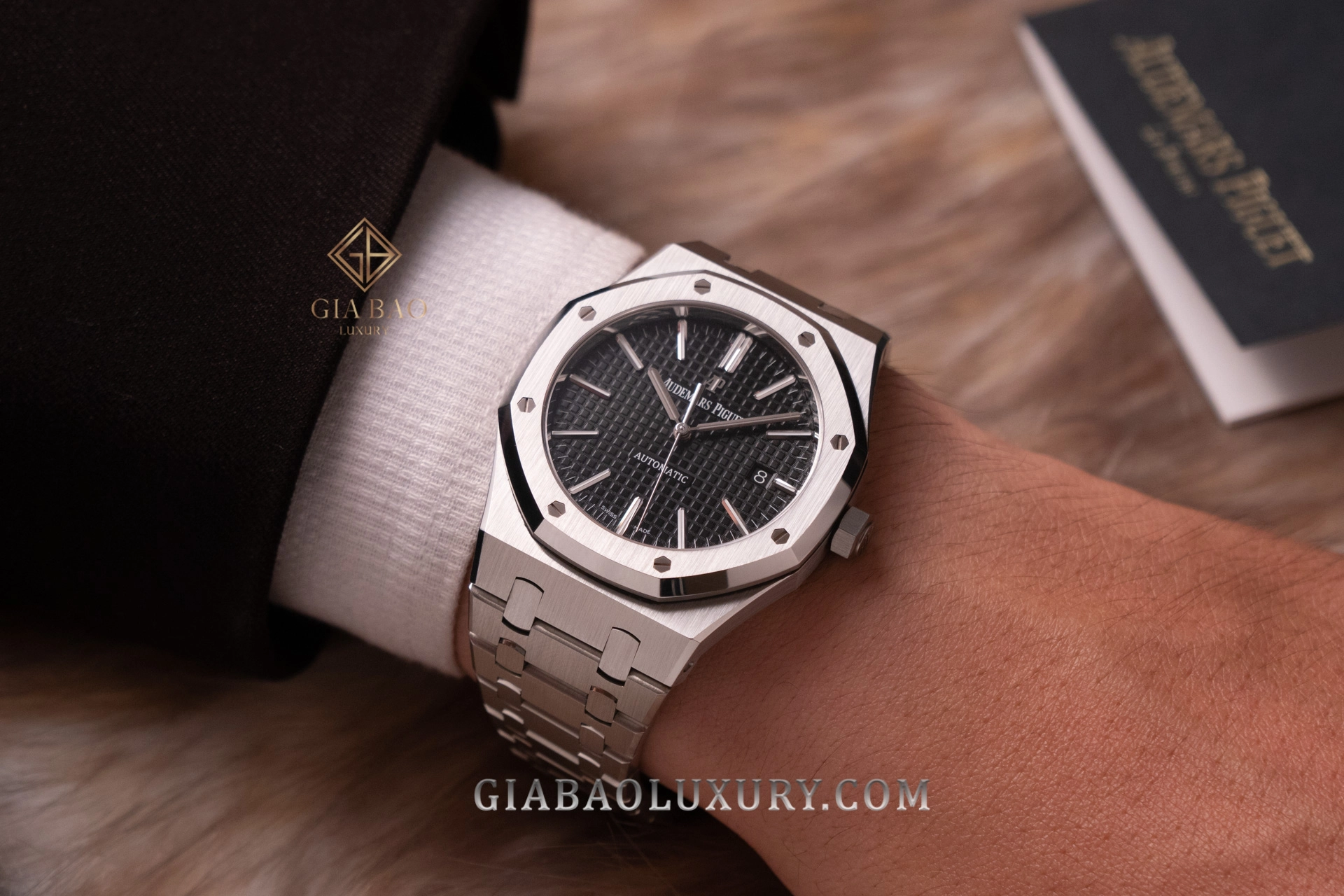 Audemars Piguet Royal Oak 15400ST mặt đen: Royal Oak 15400ST mặt đen nhìn toàn bộ