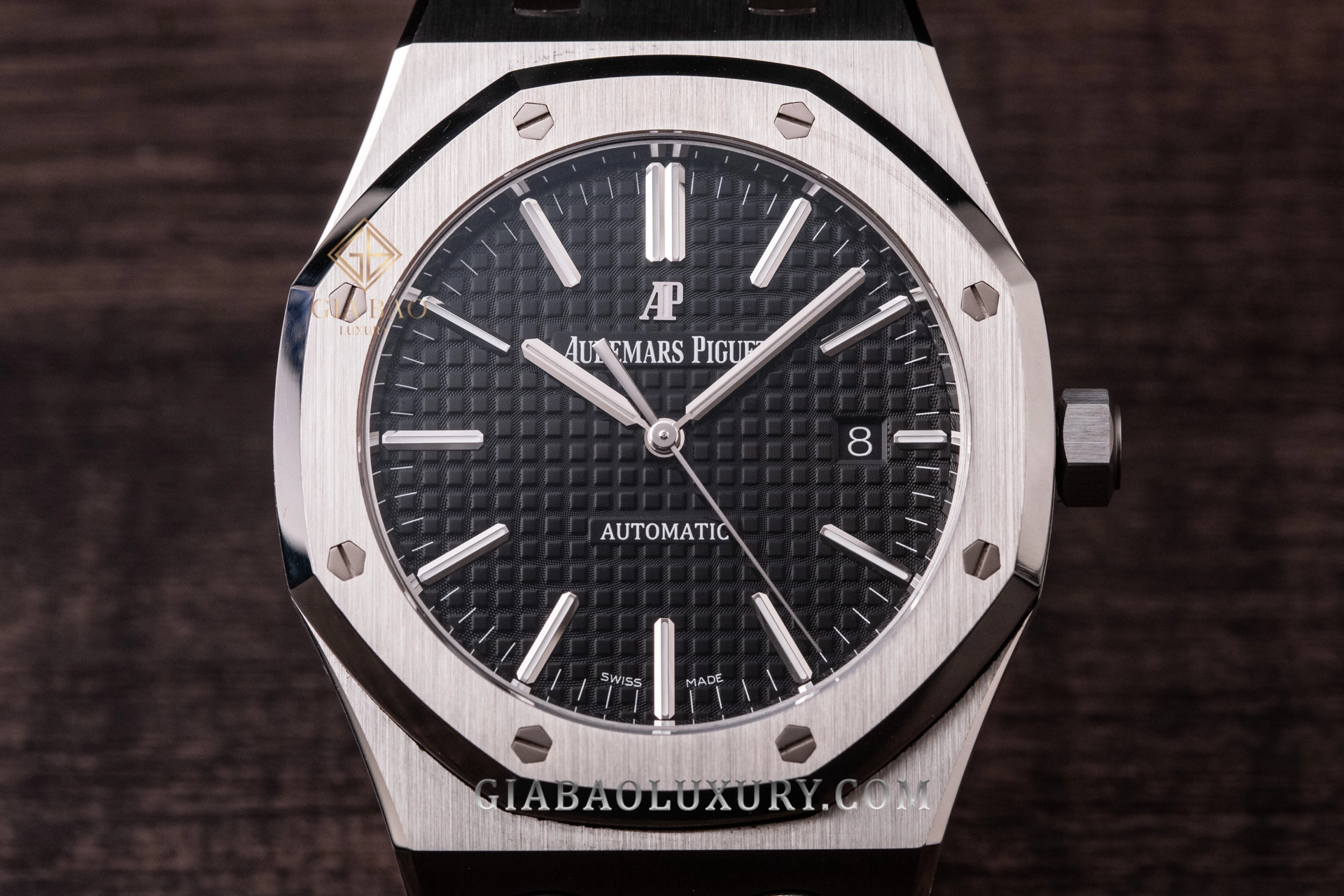 Audemars Piguet Royal Oak 15400ST mặt đen: Mặt Grande Tapisserie đen và ô lịch tại 3 giờ