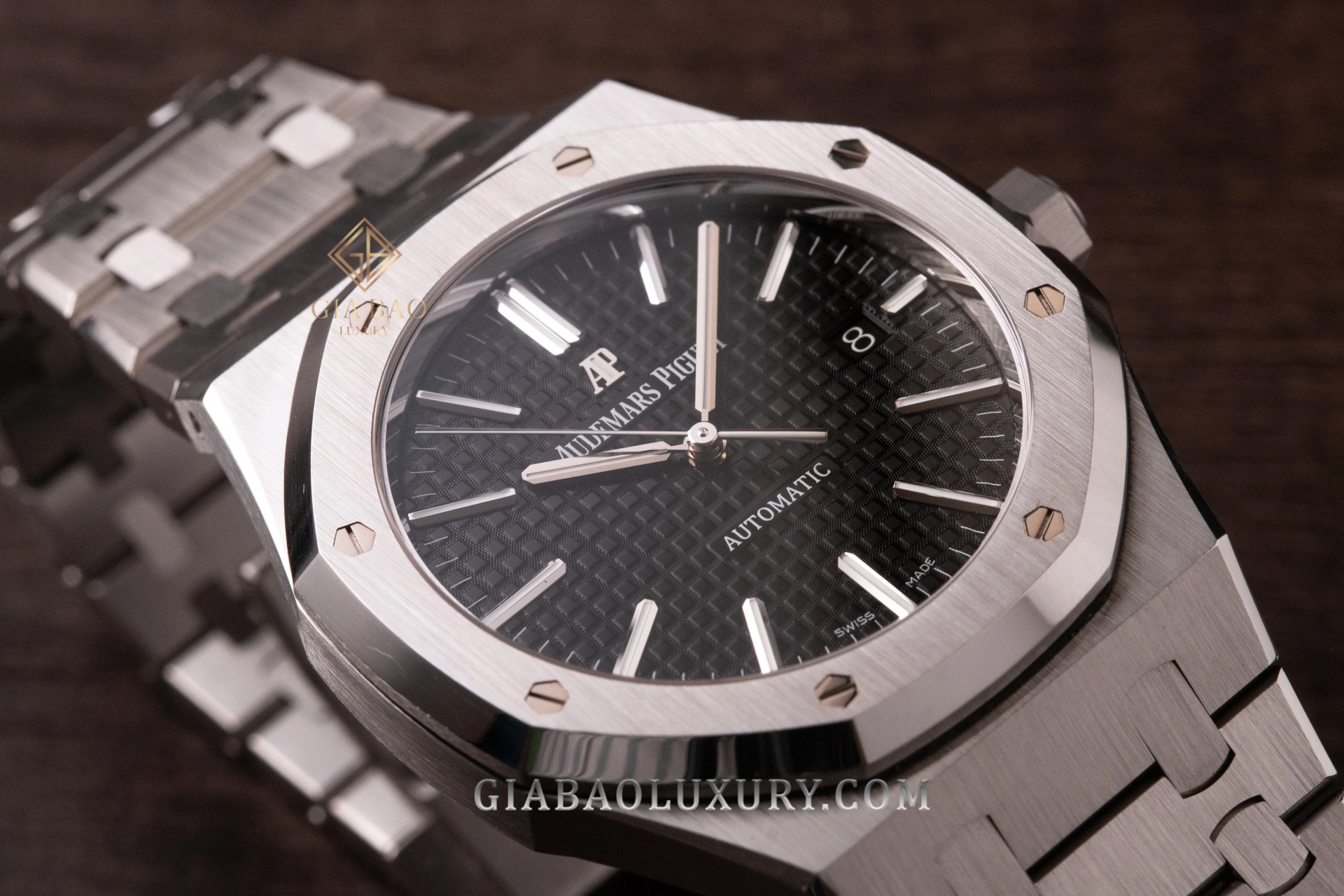 Audemars Piguet Royal Oak 15400ST mặt đen: Vành tám cạnh và các bề mặt hoàn thiện